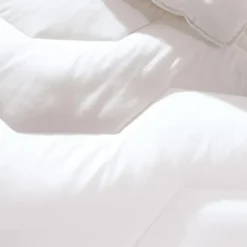 BecquetCouette légère 200 g/m² gonflante blanche unie - AERELLE