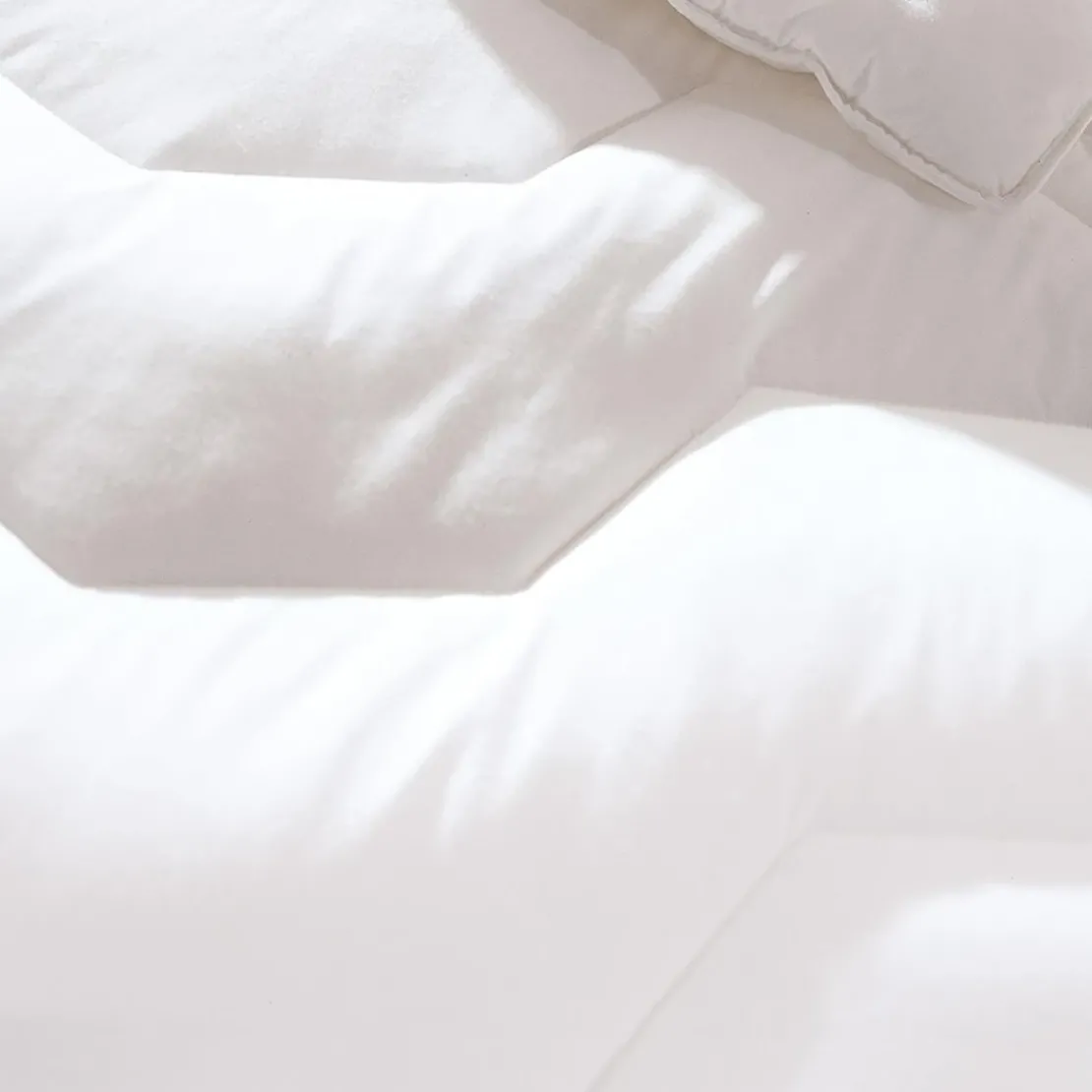 BecquetCouette légère 200 g/m² gonflante blanche unie - AERELLE