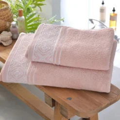 BecquetDrap de bain en coton rose avec liteau brodé - Collection BYSANTINE