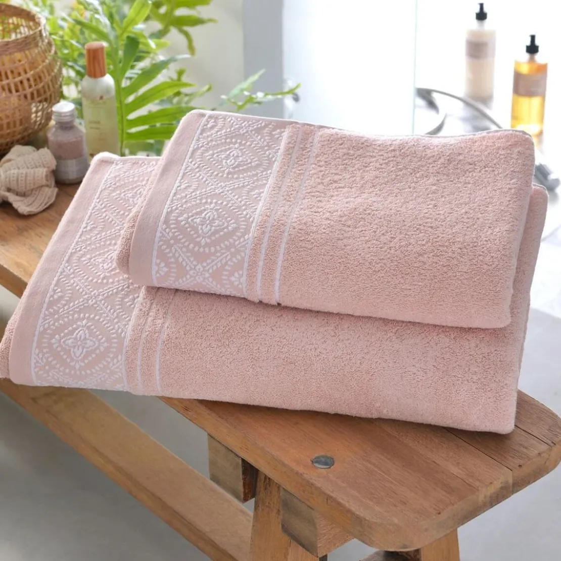 BecquetDrap de bain en coton rose avec liteau brodé - Collection BYSANTINE