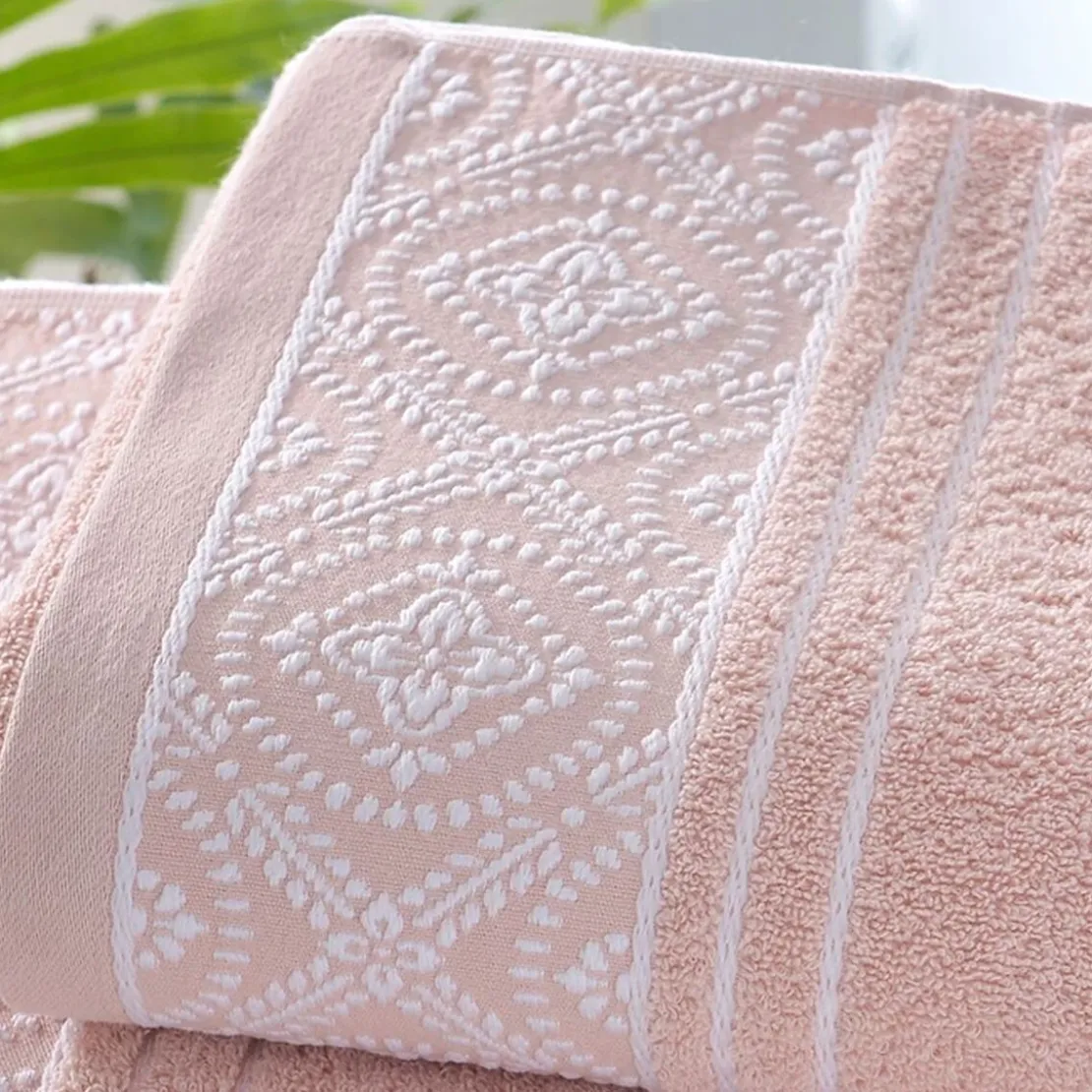 BecquetDrap de bain en coton rose avec liteau brodé - Collection BYSANTINE
