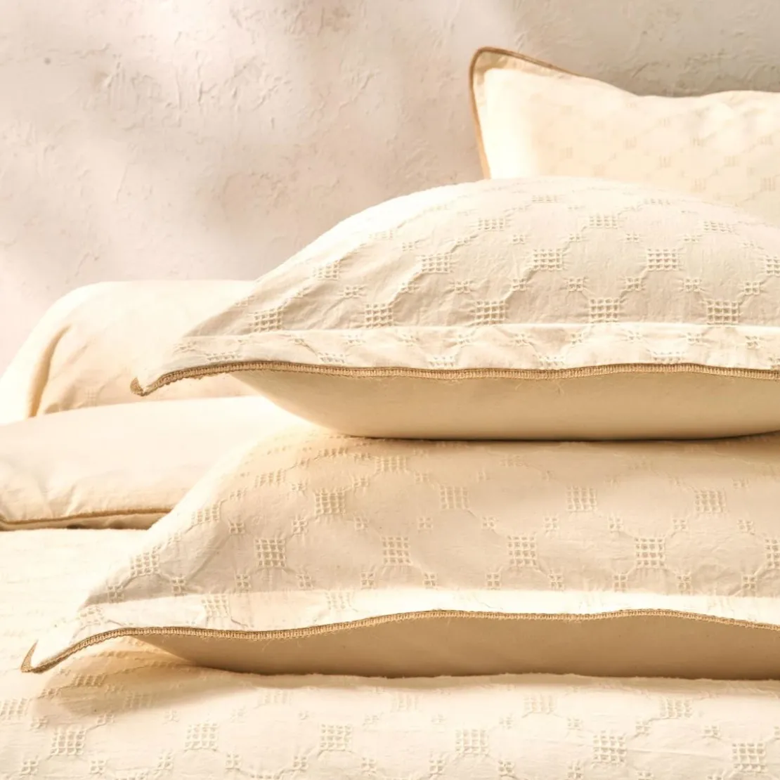 BecquetDrap housse en coton beige uni gaufré - SAHA