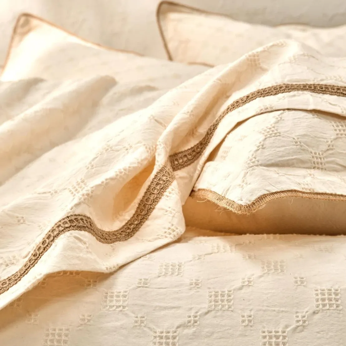 BecquetDrap housse en coton beige uni gaufré - SAHA