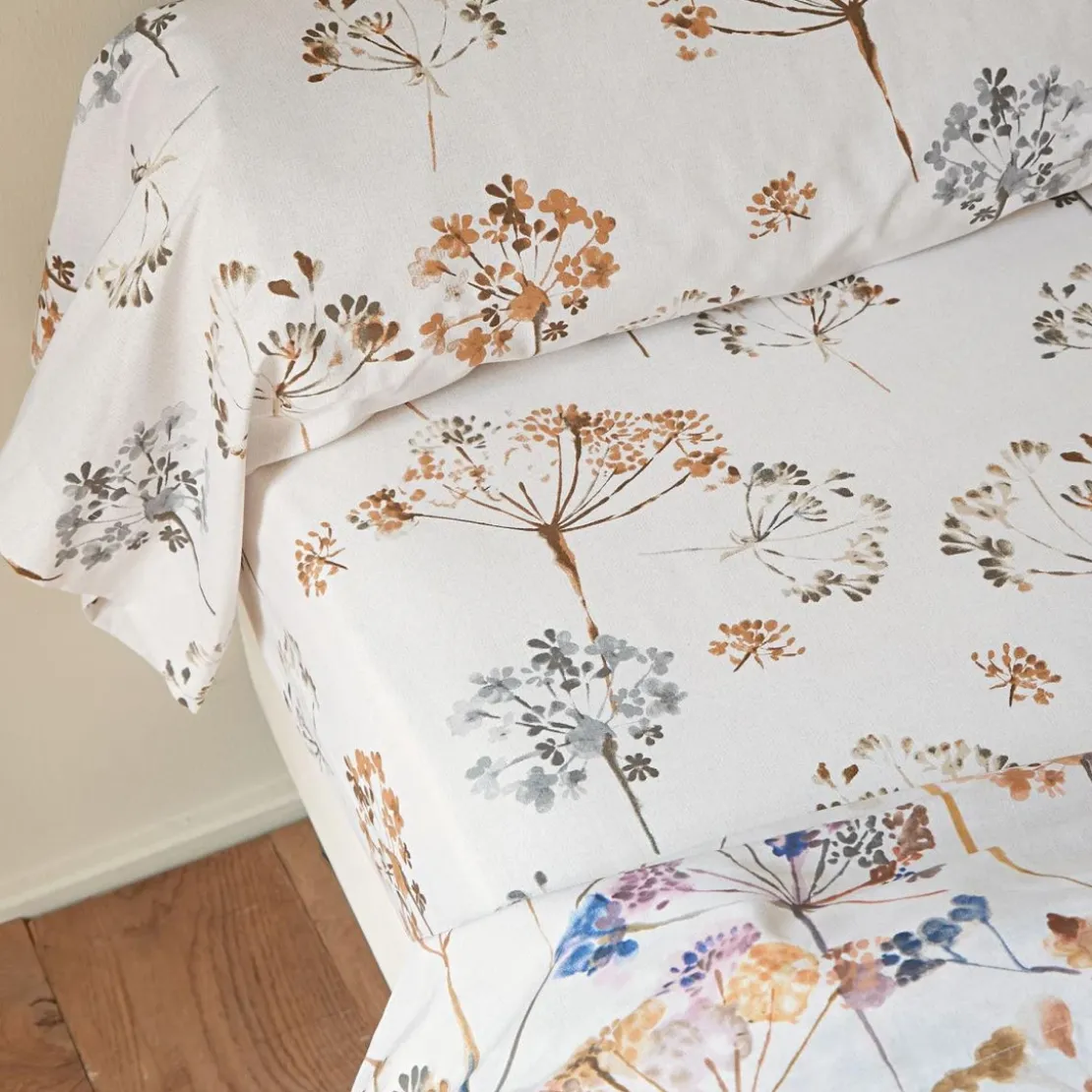 BecquetDrap-housse en coton écru motif floral - FLEURAISON