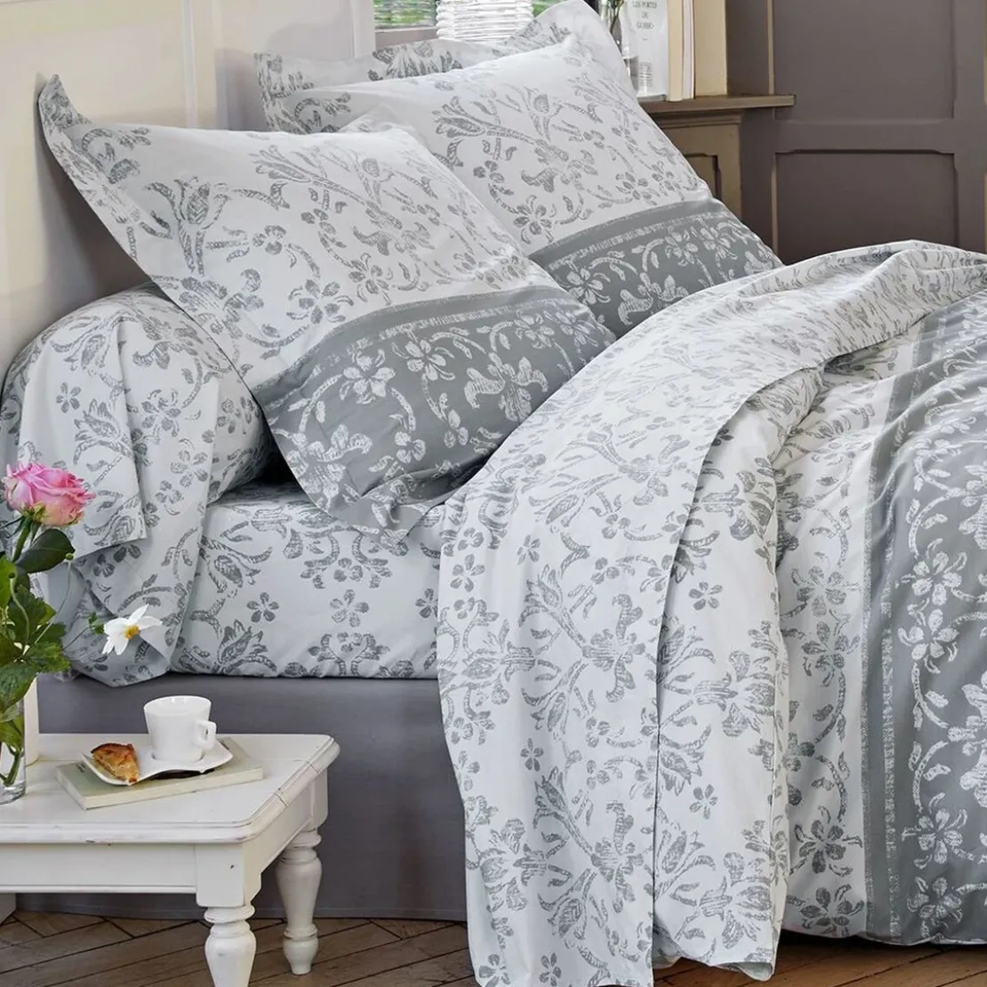 BecquetDrap-housse en percale de coton blanc à motif floral - PASTOURELLE