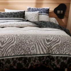 BecquetDrap-housse en polycoton blanc cassé à motif léopard - ZEBRA