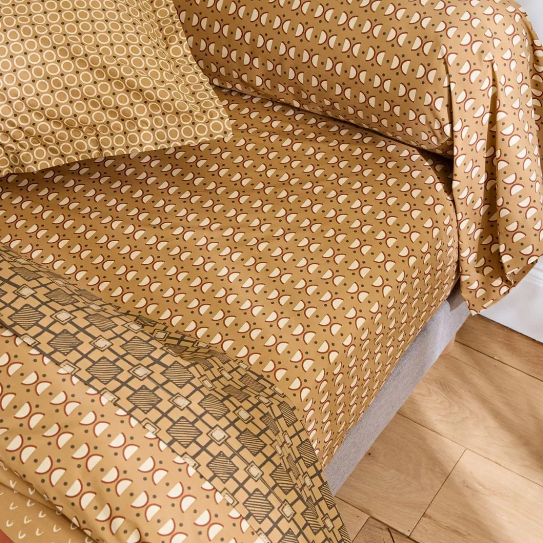 BecquetDrap housse percale de coton jaune ocre motif graphique écru - ROMEO