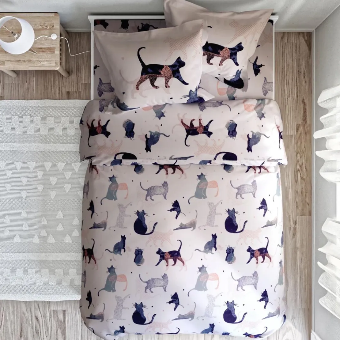 BecquetDrap plat coton blanc à motifs chats multicolores - CHATS