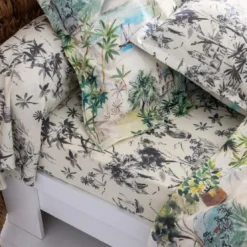 BecquetDrap plat en coton écru à motif paysage tropical multicolore - DOLCE VITA