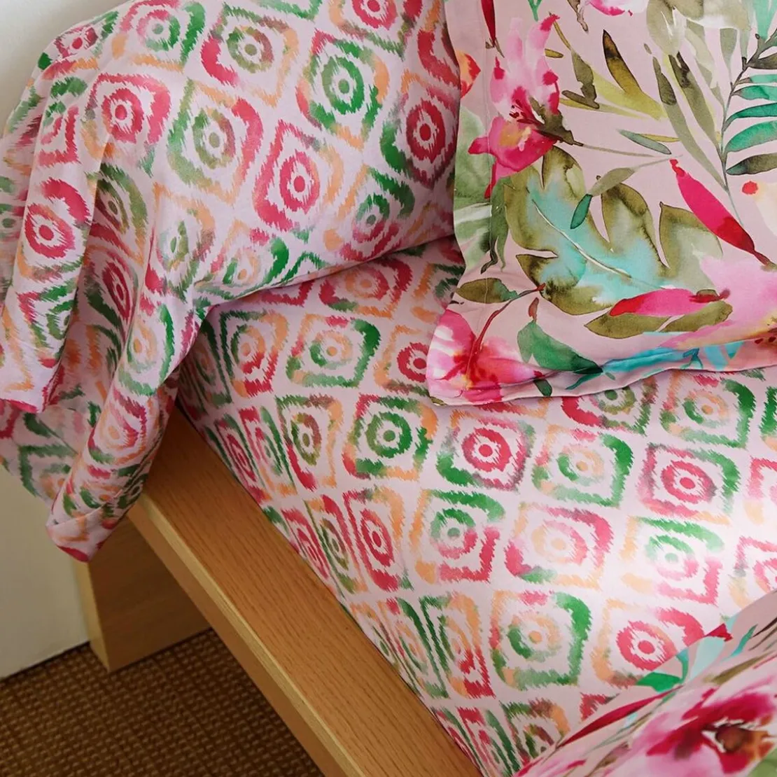 BecquetDrap plat en coton VIBRANTE motif fleurs exotiques multicolore