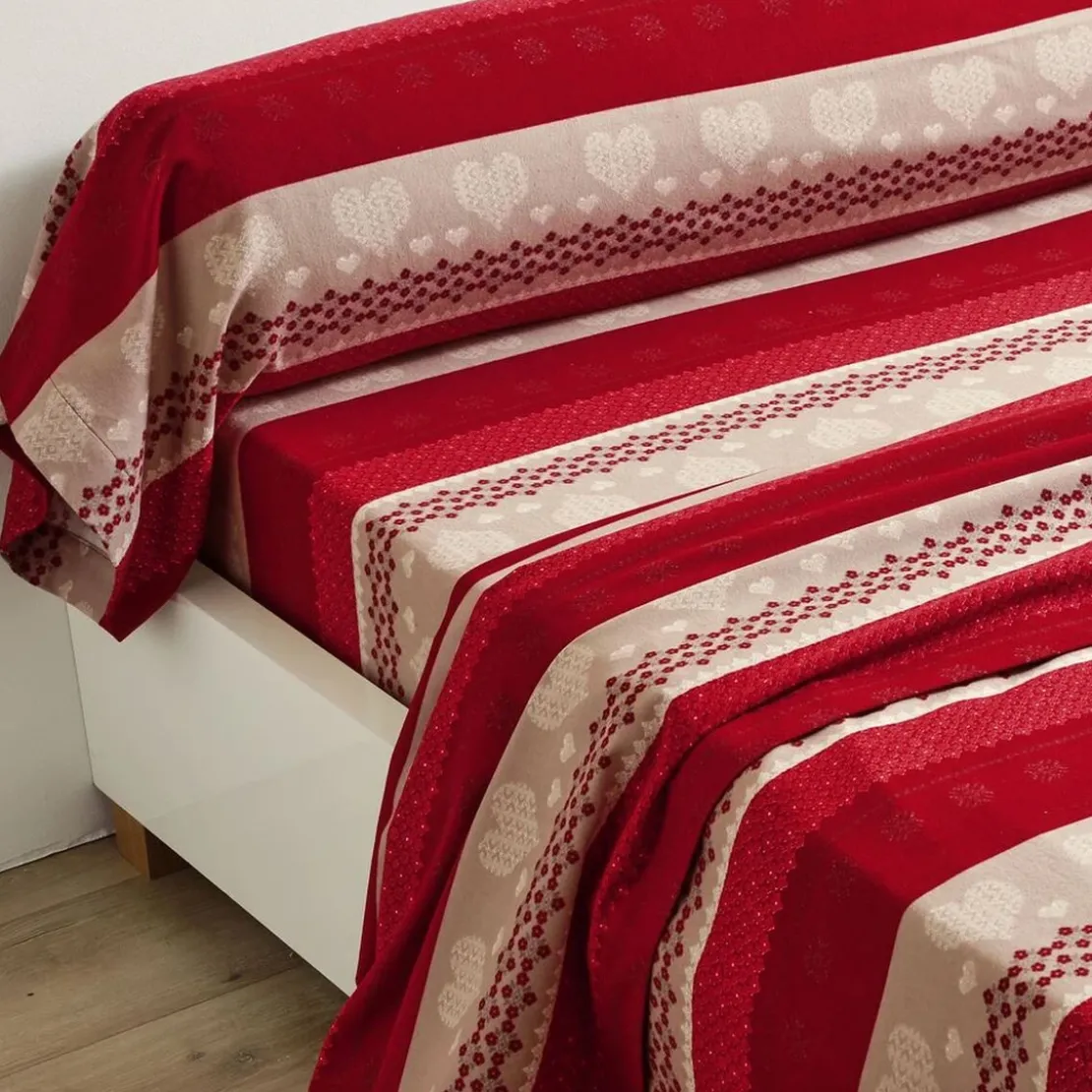 BecquetDrap plat en flanelle à motif cœurs rouge gris - VALMOREL
