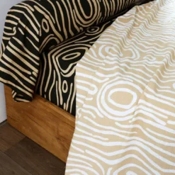 BecquetDrap plat en flanelle sable à motif graphique effet bois écru - TOPO