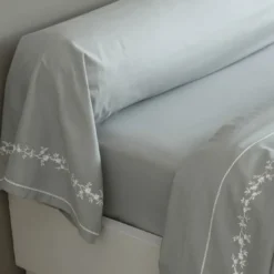 BecquetDrap plat en percale de coton gris à motif brodé floral - ADELE