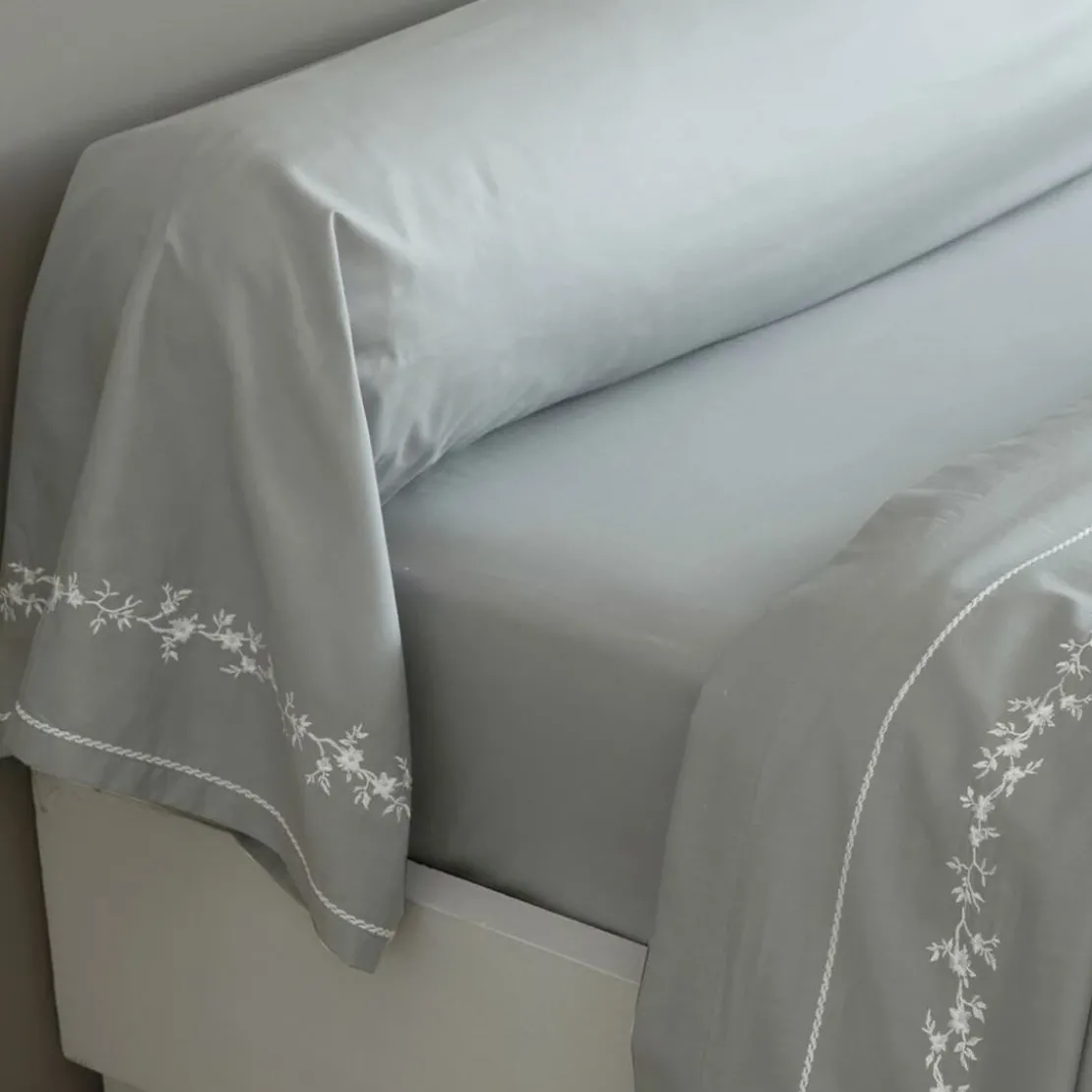 BecquetDrap plat en percale de coton gris à motif brodé floral - ADELE