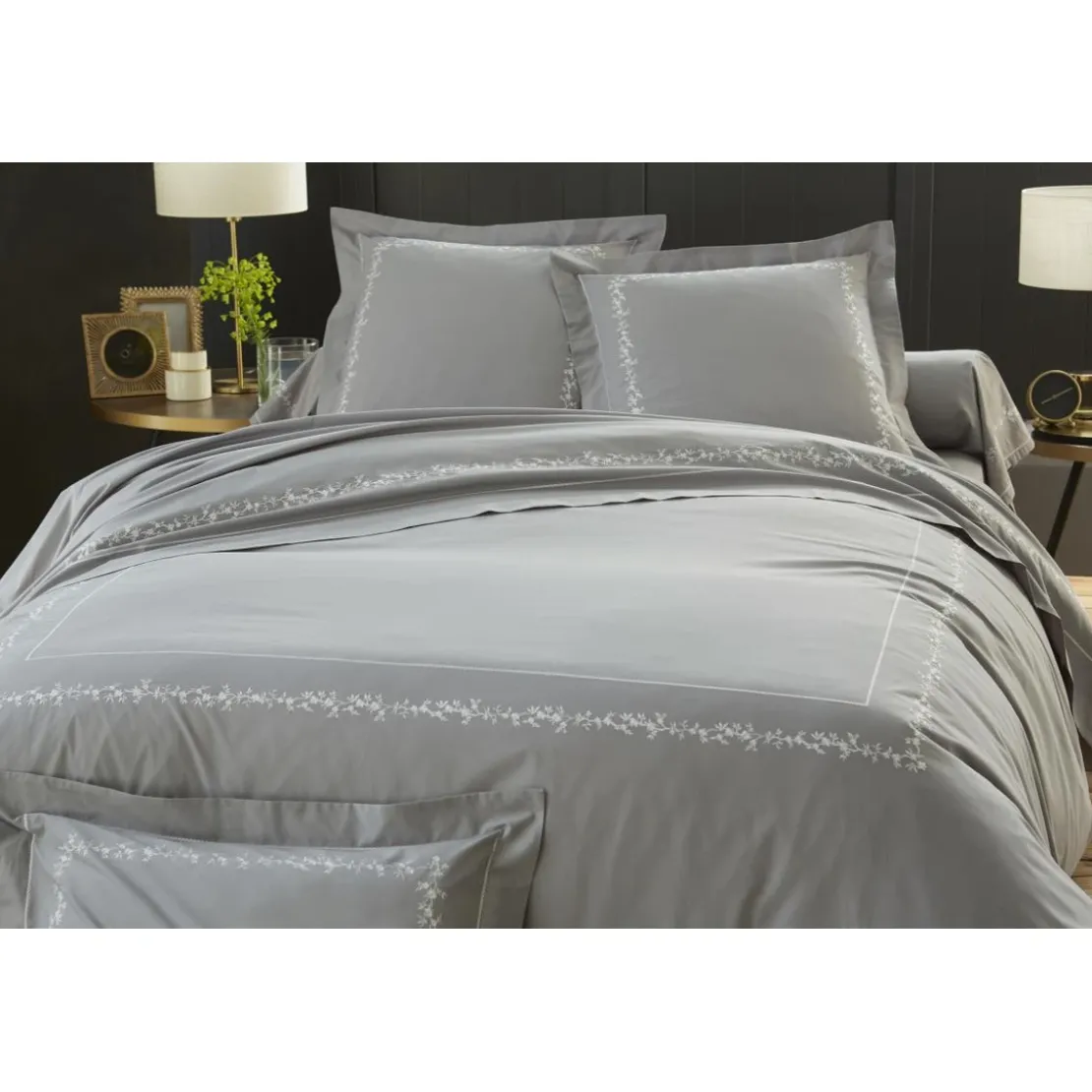 BecquetDrap plat en percale de coton gris à motif brodé floral - ADELE