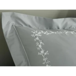 BecquetDrap plat en percale de coton gris à motif brodé floral - ADELE