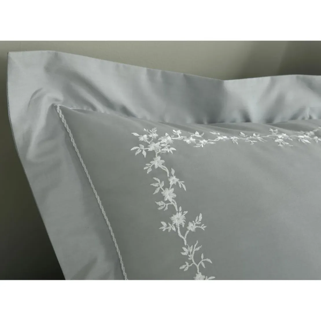 BecquetDrap plat en percale de coton gris à motif brodé floral - ADELE