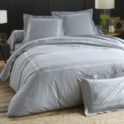 BecquetDrap plat en percale de coton gris à motif brodé floral - ADELE