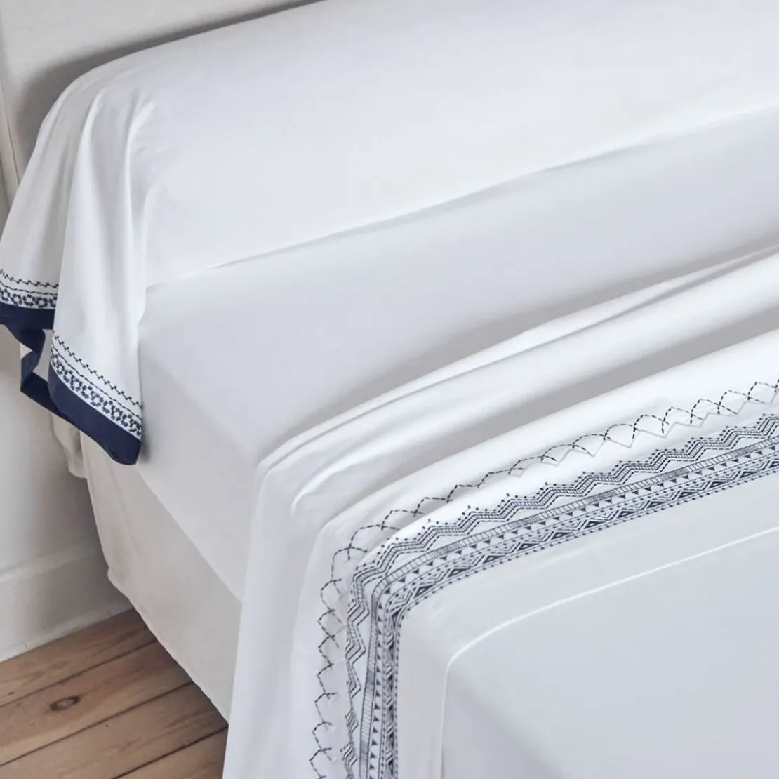BecquetDrap plat en percale de coton frises brodées CUPTEA bleu marine