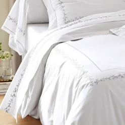 BecquetDrap plat en percale de coton blanc à motif brodé floral - ADELE