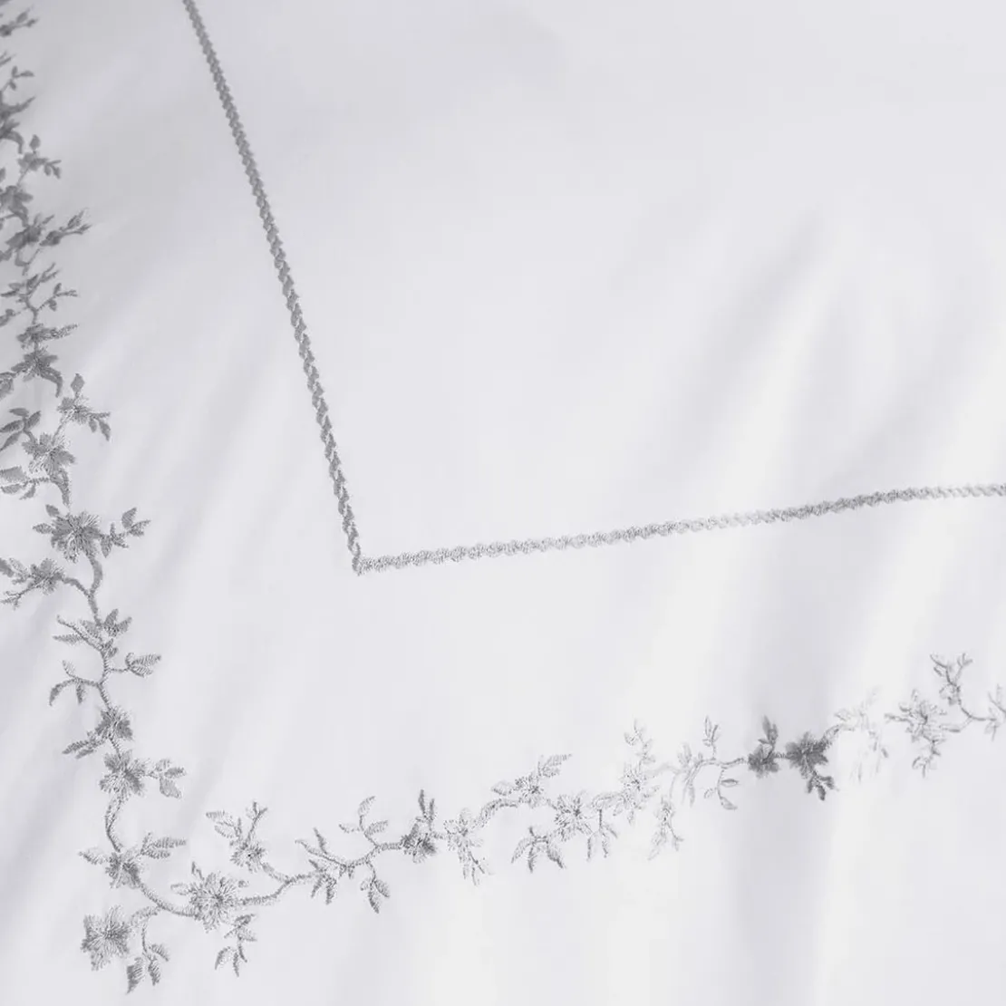 BecquetDrap plat en percale de coton blanc à motif brodé floral - ADELE