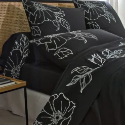BecquetDrap plat en percale de coton noir à fleurs brodées - SUZON