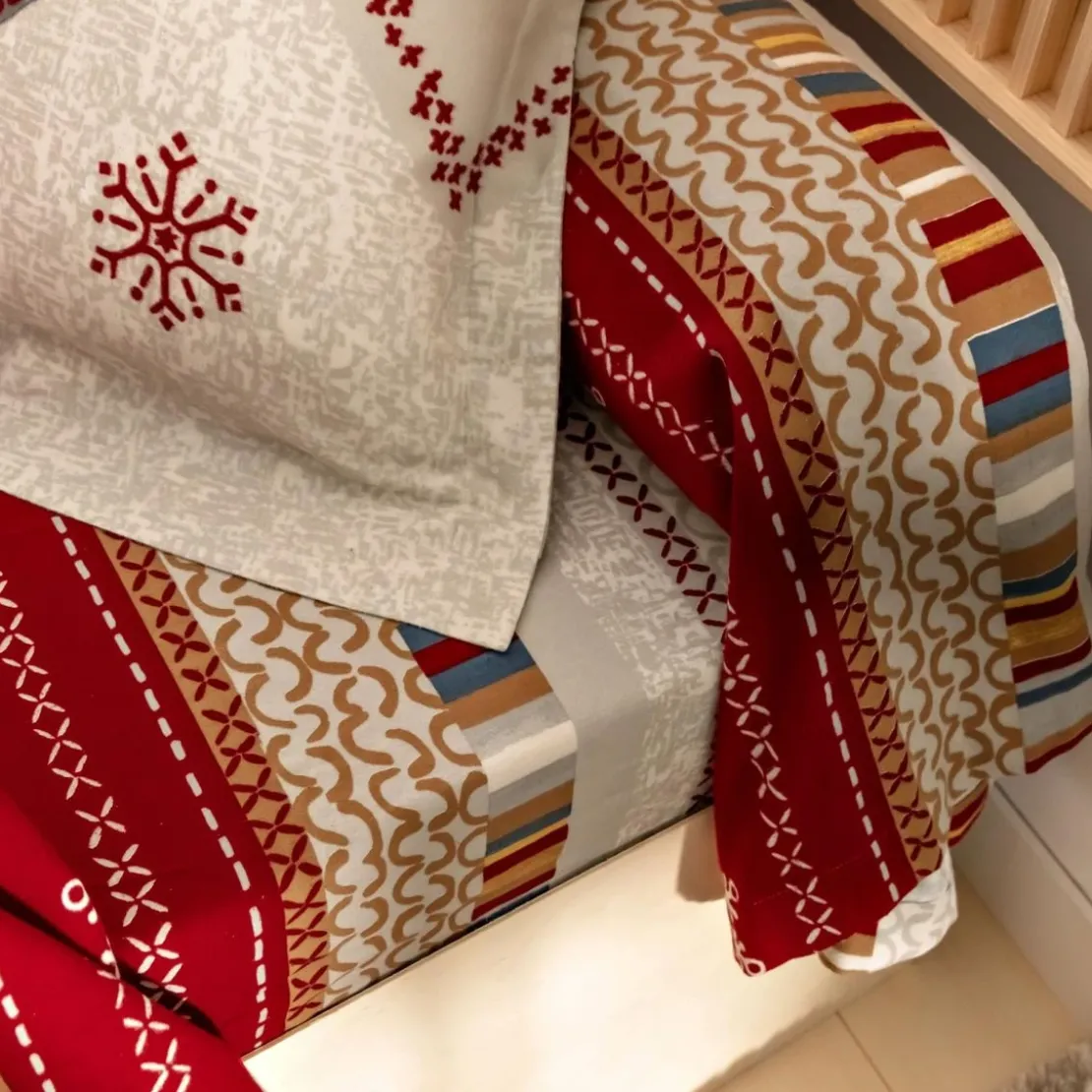 BecquetDrap plat flanelle rouge à motifs géométriques multicolores - CŒUR DE FLOCON