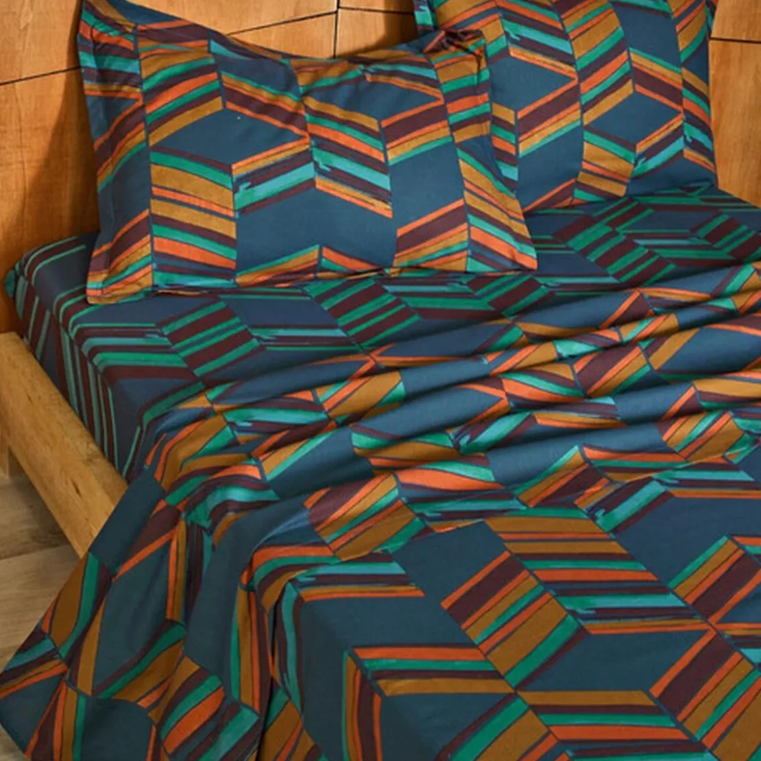 BecquetDrap plat JEUX GRAPHIQUES style chevrons, multicolore