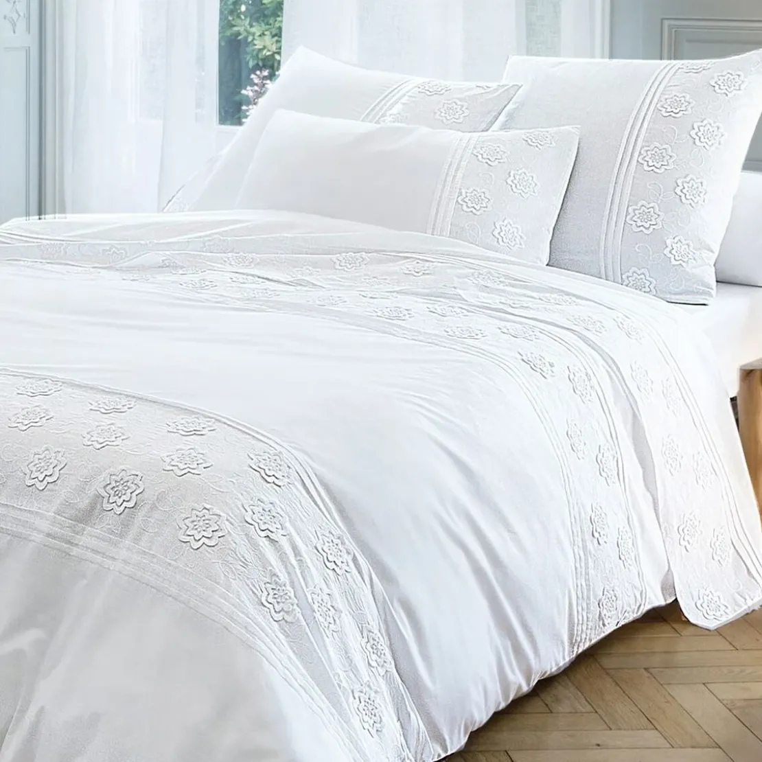 BecquetHousse de couette en coton révérsible blanc à motif brodé floral - DELICATESSE