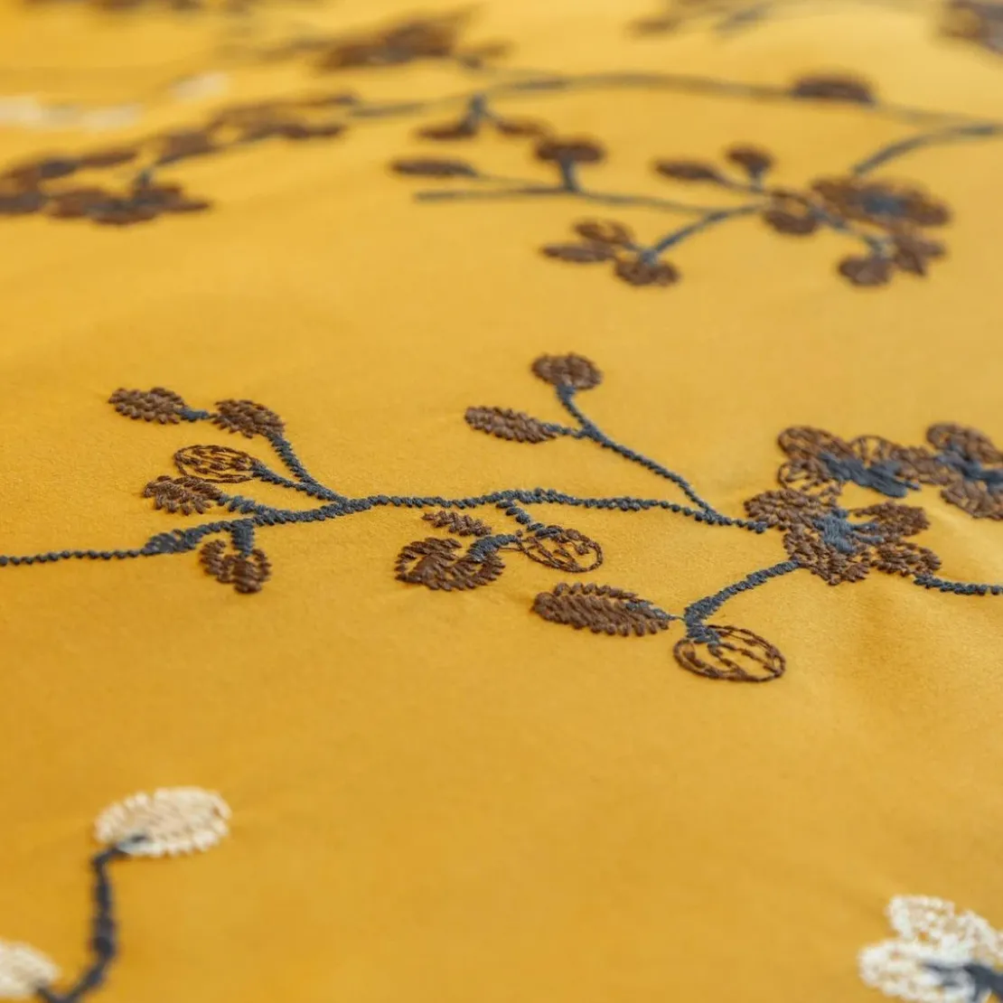 BecquetHousse de couette en percale de coton jaune ocre motif brodé - ILE SACREE