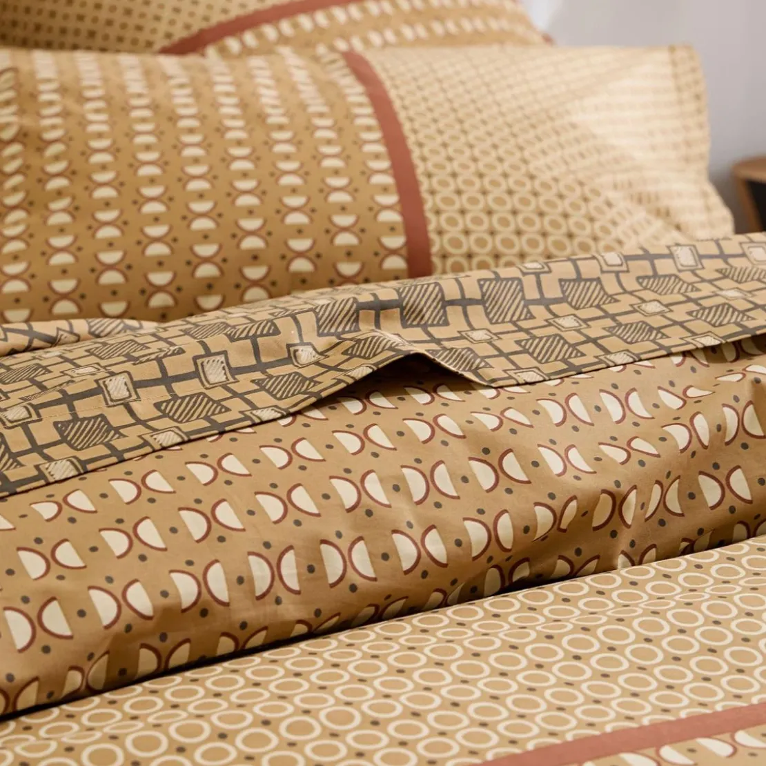 BecquetHousse de couette percale de coton réversible jaune ocre motifs graphiques écru - ROMEO