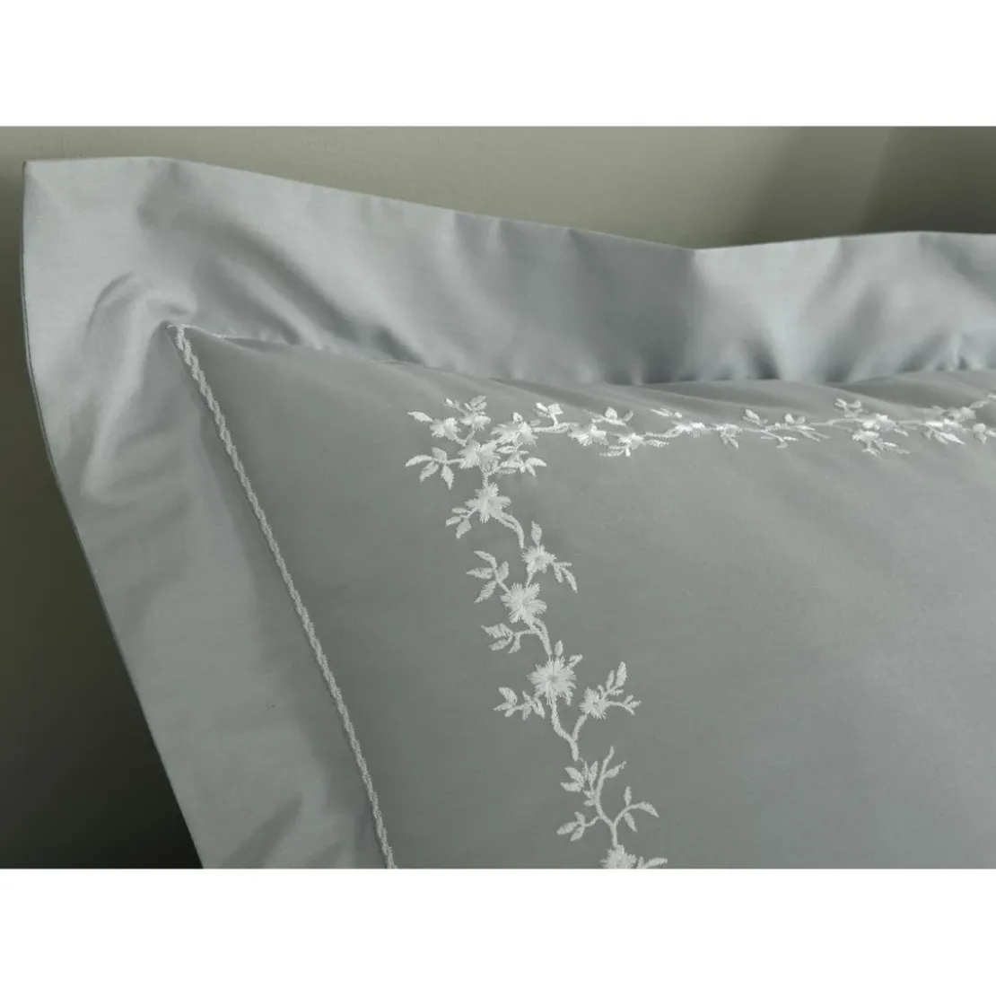BecquetHousse de couette réversible en percale de coton gris à motif brodé floral - ADELE