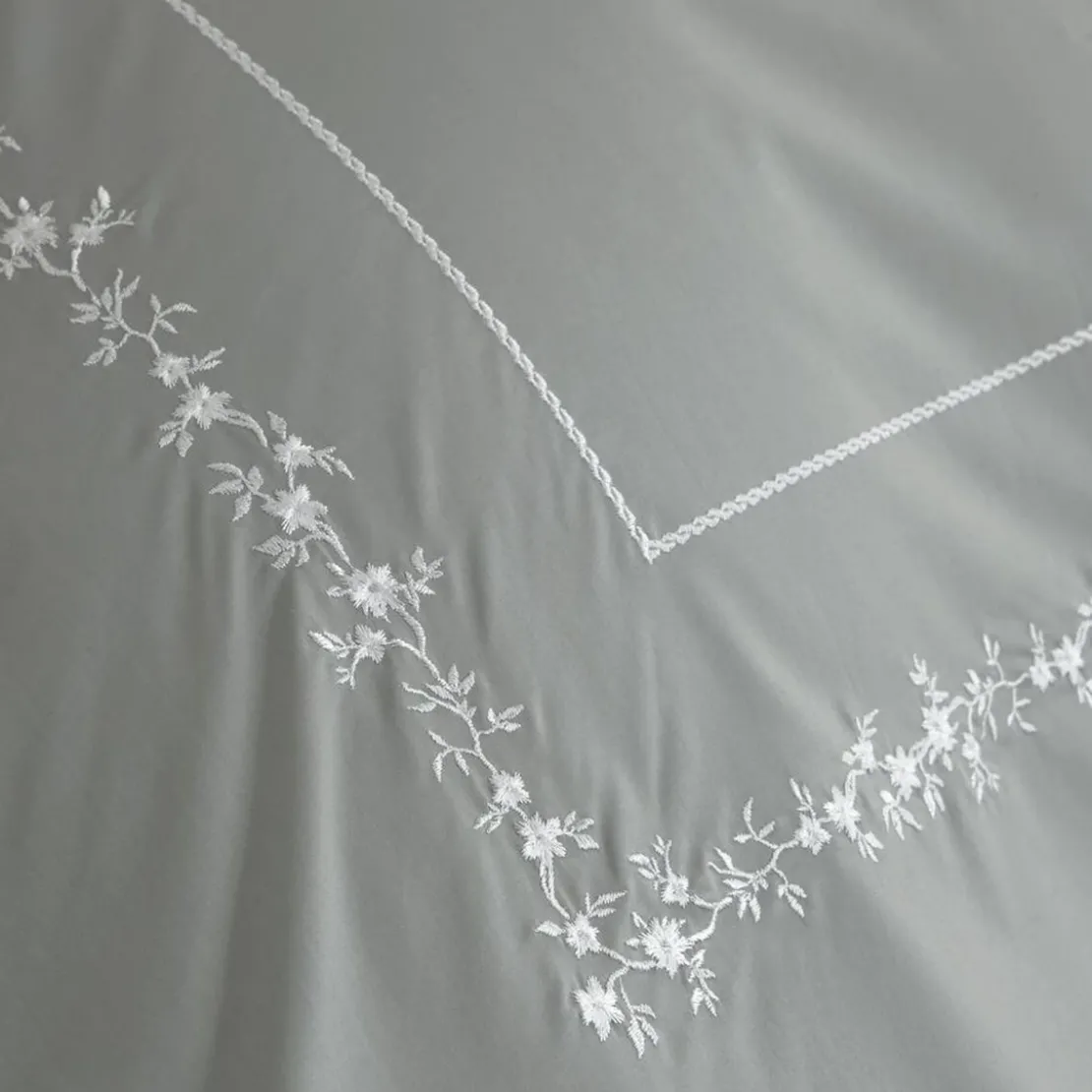 BecquetHousse de couette réversible en percale de coton gris à motif brodé floral - ADELE