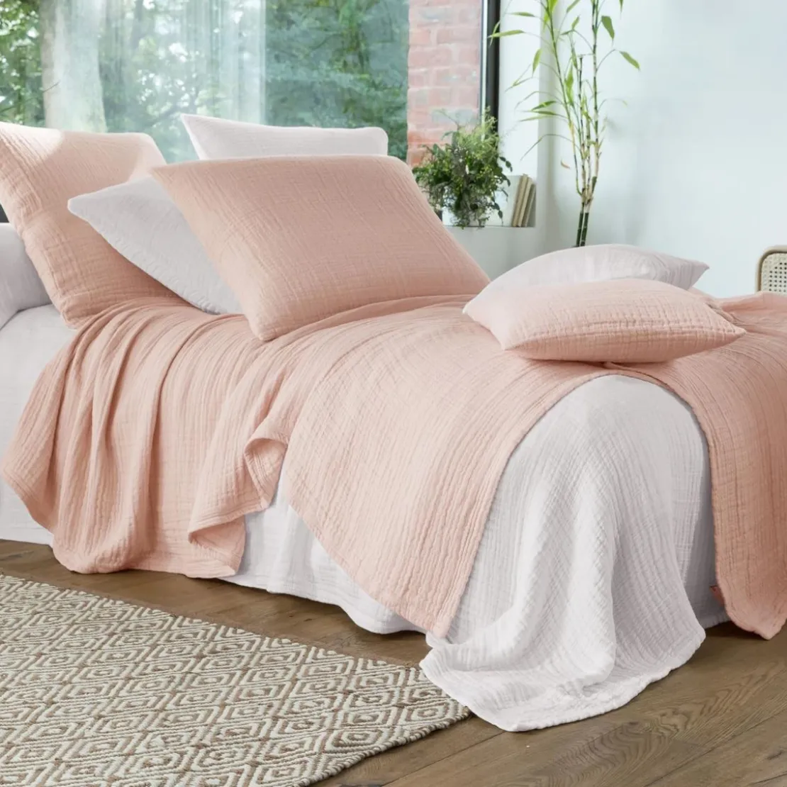 BecquetHousse de coussin en gaze de coton CL.WELLS rose poudré