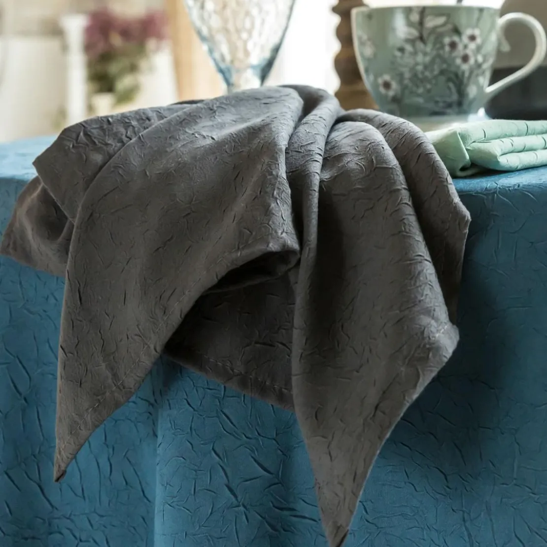 BecquetLot de 3 serviettes de table en polyester gris anthracite effet froissé - FONTANA