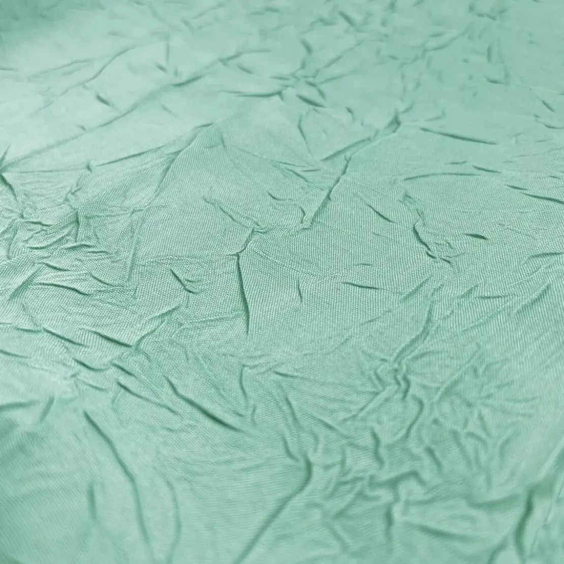 BecquetNappe de table en polyester vert céladon effet froissé - FONTANA