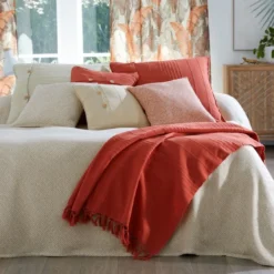 BecquetPlaid ou jeté de canapé uni en coton ORION - Rouge Tomette