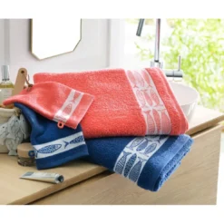 BecquetServiette de bain en coton bleu uni avec liteau motif poissons - Collection SARDINETTE