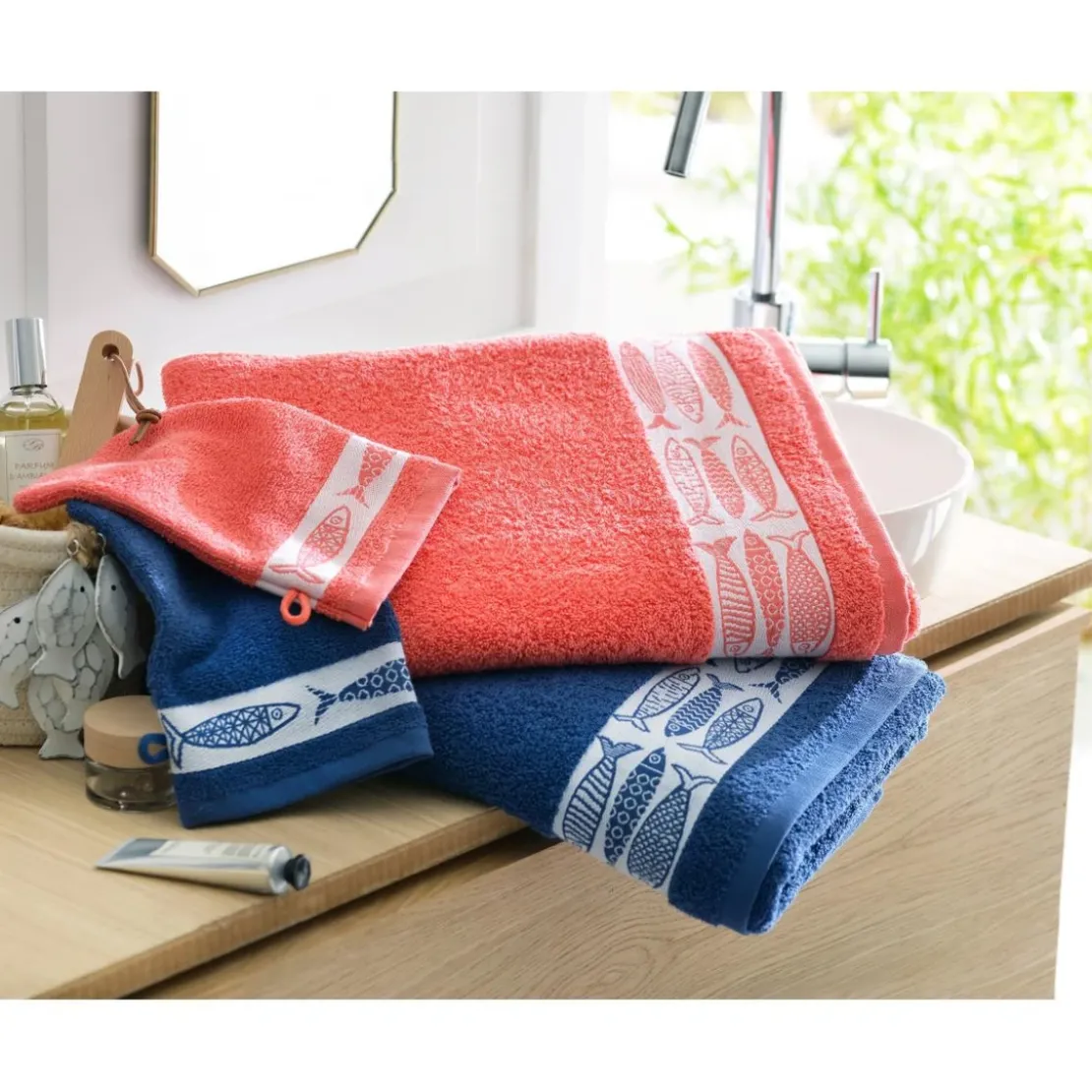 BecquetServiette de bain en coton bleu uni avec liteau motif poissons - Collection SARDINETTE