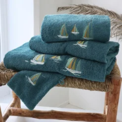 BecquetServiette de toilette en coton 450 g/m² brodés BATEAUXbleu paon