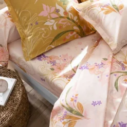 BecquetTaie de traversin coton beige rosé motif floral multicolore - Collection DR. JOELO