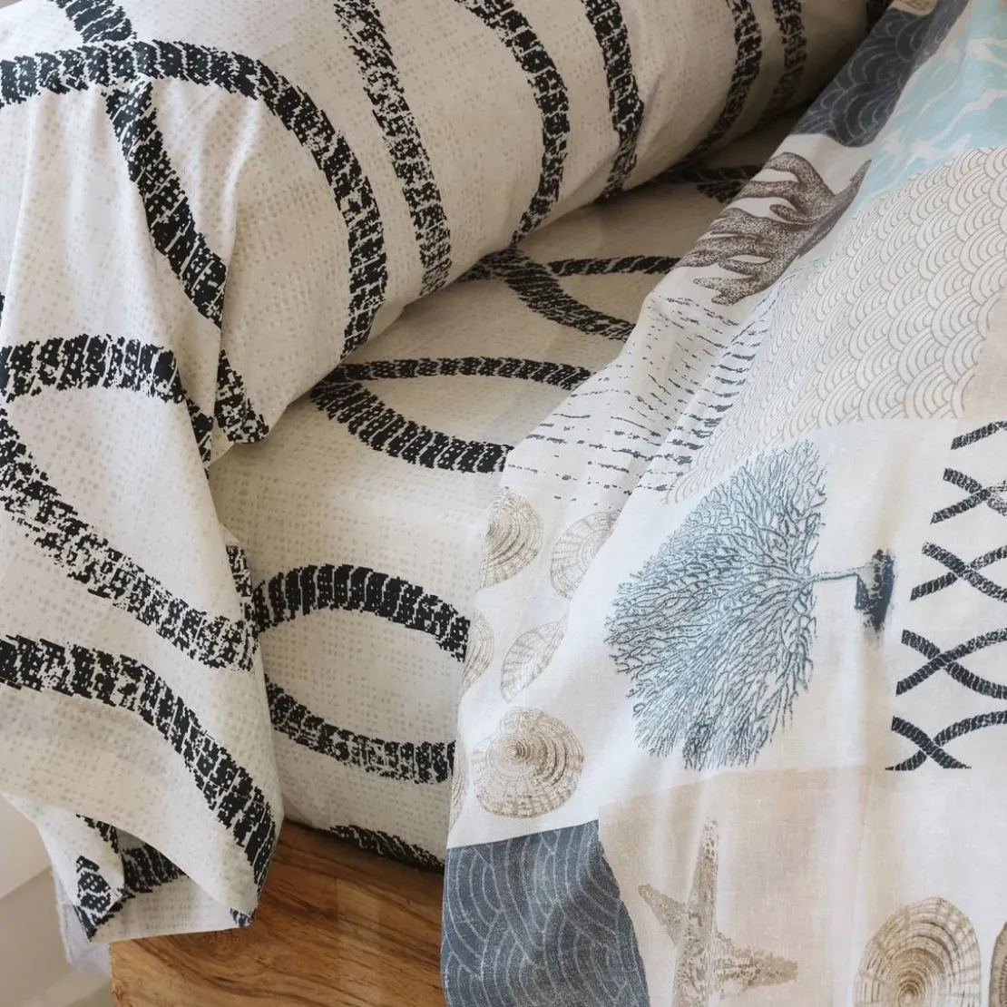BecquetTaie de traversin en coton écru à motif graphique bleu marine - OCEAN WAVES