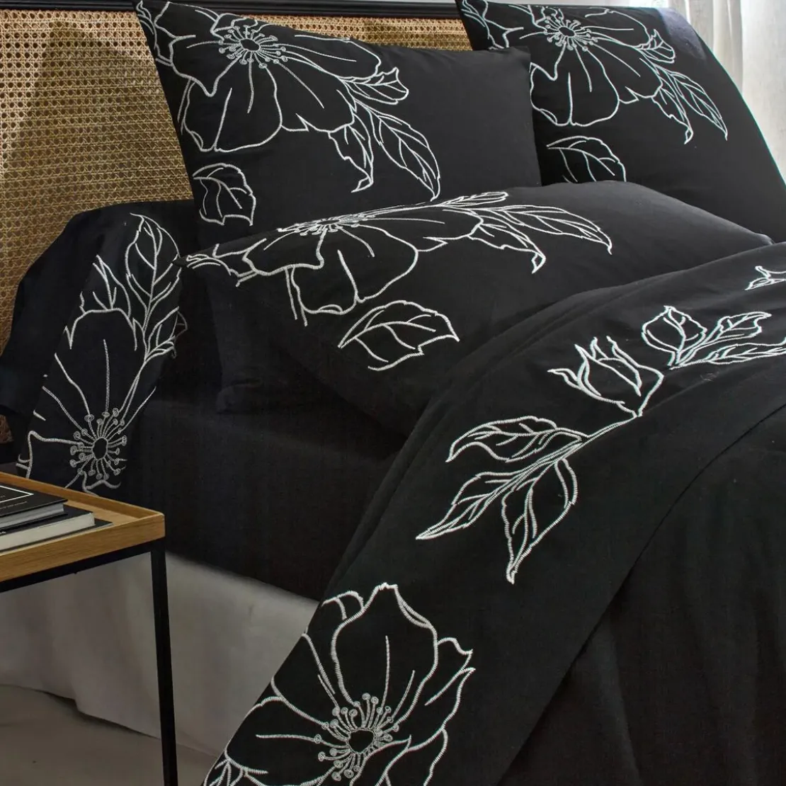 BecquetTaie de traversin en percale de coton noir à fleurs brodées - SUZON