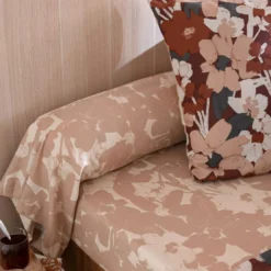 BecquetTaie de traversin flanelle beige rosé motif floral ton sur ton - Collection NOTE D'OR