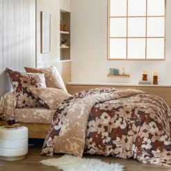 BecquetTaie de traversin flanelle beige rosé motif floral ton sur ton - Collection NOTE D'OR