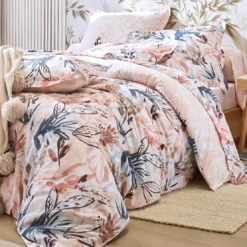 BecquetTaie de traversin motif feuillage AQUARELLE beige rosé 43 x 185 cm