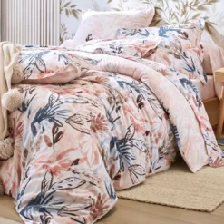 BecquetTaie de traversin motif feuillage AQUARELLE beige rosé 43 x 185 cm