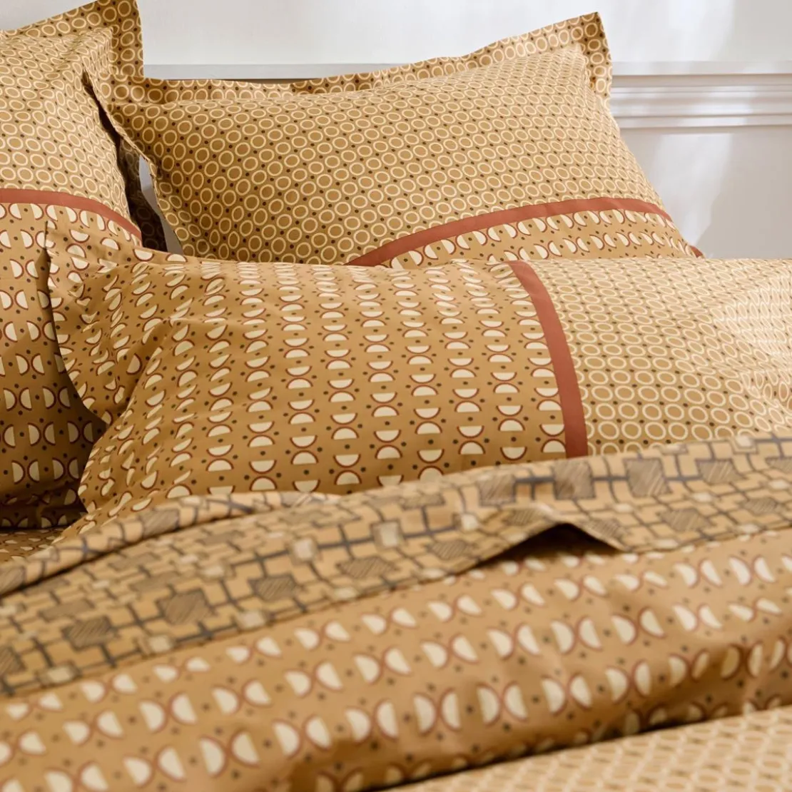 BecquetTaie d’oreiller percale de coton jaune ocre motifs graphiques écru - ROMEO