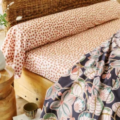 BecquetTaie d'oreiller volant réversible DR. GILI motif feuillage beige rose