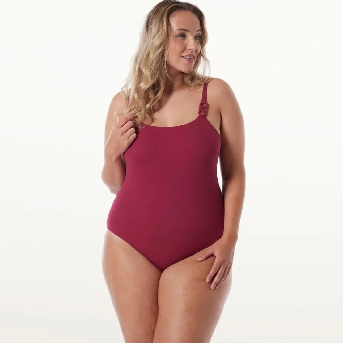 Brigitte BardotMaillot une pièce bordeau Hibiscus rouge